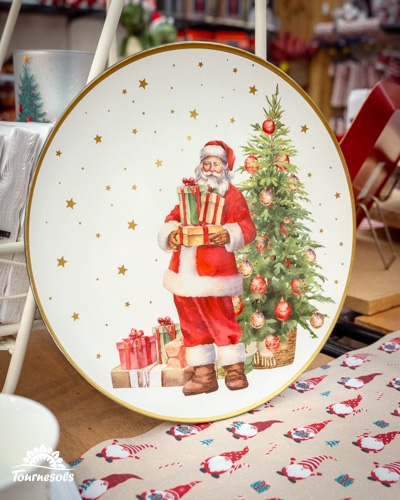 Une assiette décorative avec un Père Noël et un sapin de Noël chez Jardineries Tournesols.